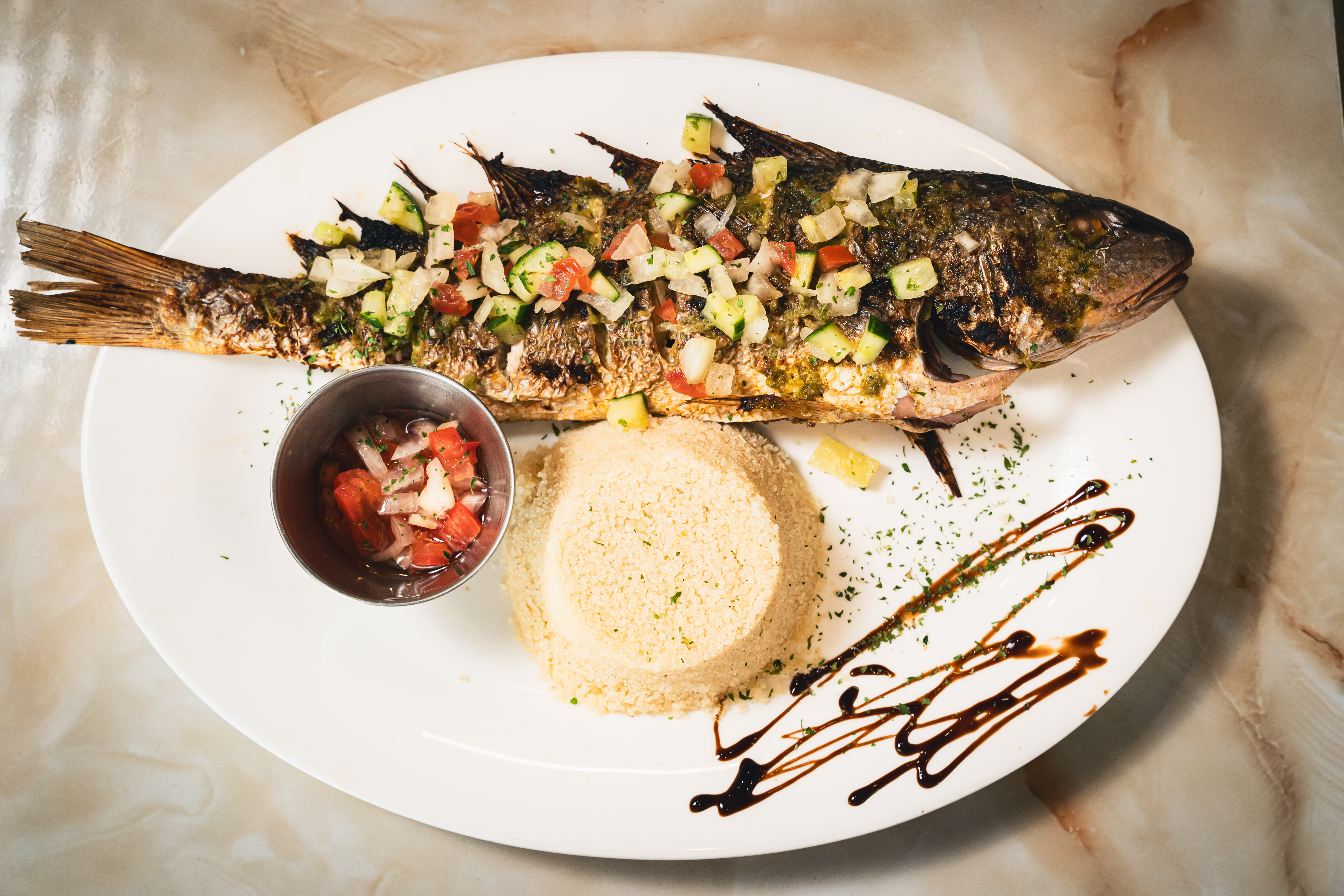 Poisson braisé servi chez Bisso Na Bisso, restaurant africain à Paris 17